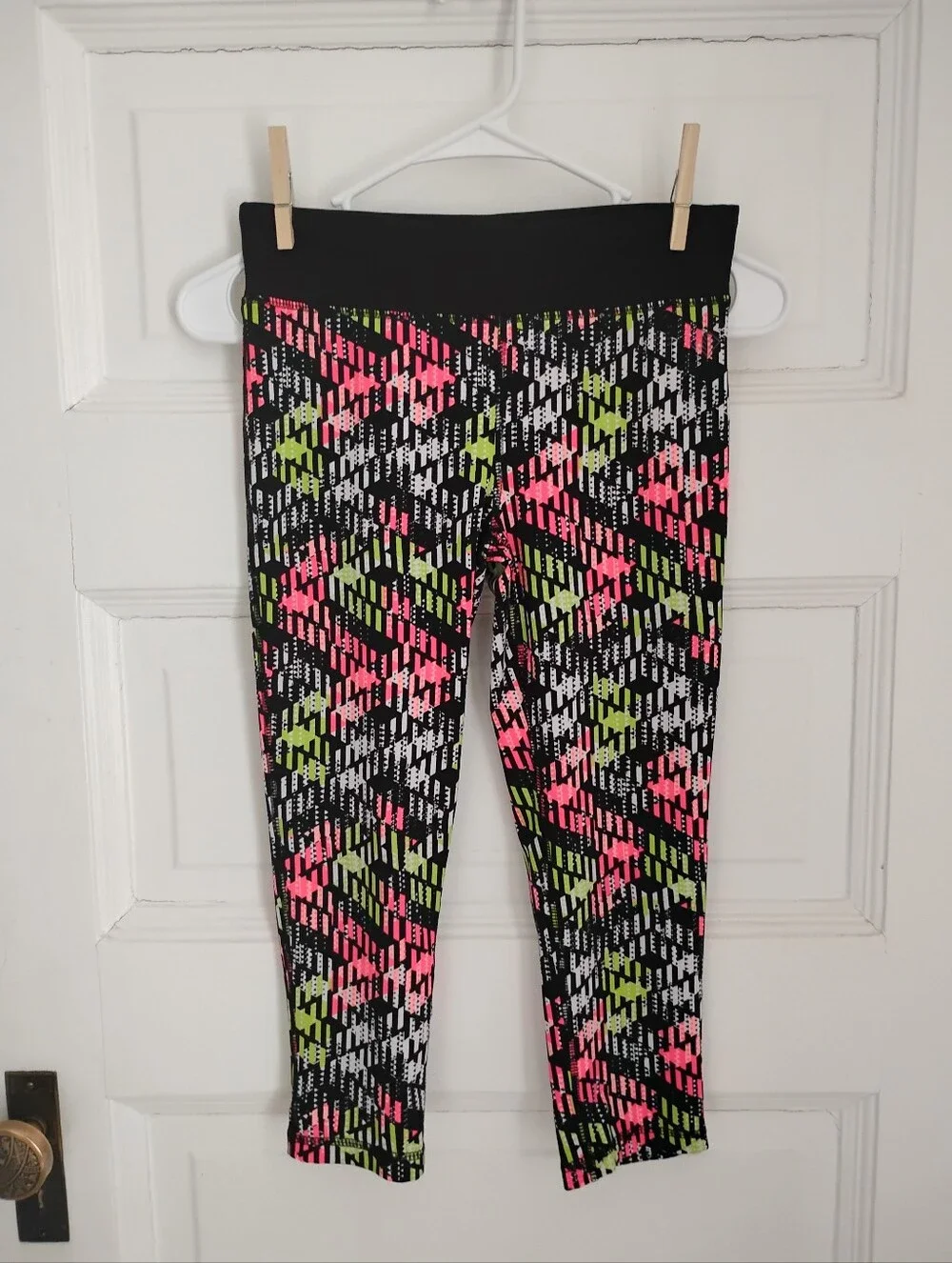 Juniors cropped neon athletic leggings